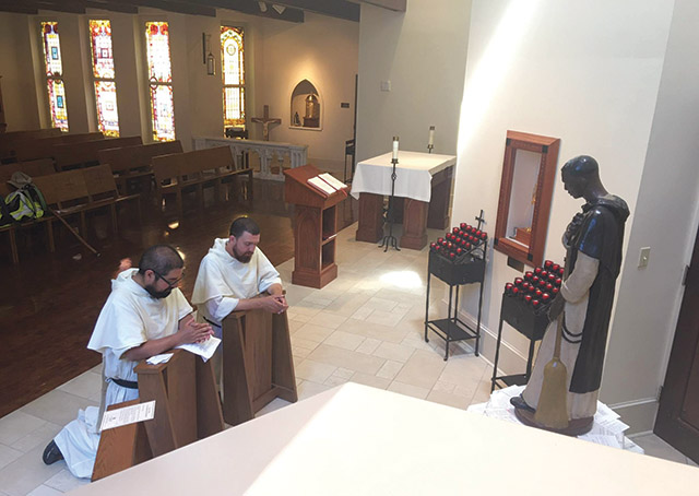 Dos frailes Dominicos rezan en el Santuario Nacional de San Martín de Porres en Memphis, Tennessee. De izquierda a derecha, el Padre Francis Orozco, O.P. y el Padre Thomas Schaefgen, O.P. 