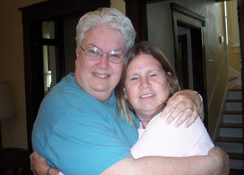 La Hermana Lee Ann abraza a Carol Harrison, quien ha aprovechado los beneficios del Center for Women in Transition (Centro para Mujeres en Transición) de Little Rock, Arkansas.