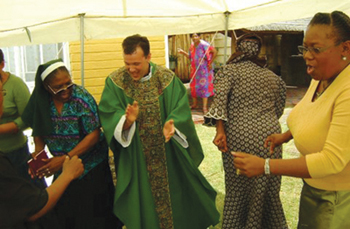 Un lugar en el que el misionero Padre Dermot Roache, S.M.A. encuentra a Dios es el amor de los sudafricanos por el canto.