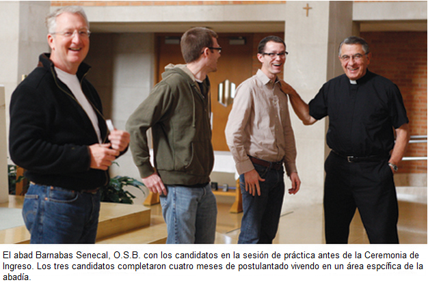 El abad Barnabas con los candidatos El abad Barnabas con los candidatos en el ensayo