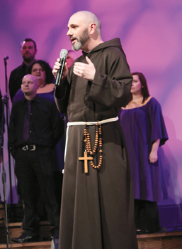 El Padre Richard Hendrick, O.F.M. Cap. habla al final de un servicio de oración presentando al Dublin Gospel Choir.