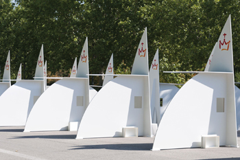 Des confessionnaux en bois érigés au Parc El Retiro à Madrid pour World Youth Day, 2011.