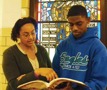 La hermana Nicole Trahan, F.M.I. conversa con el estudiante Kyle McKinney. La hermana Nicole Trahan, F.M.I. conversa con el estudiante Kyle McKinney.
