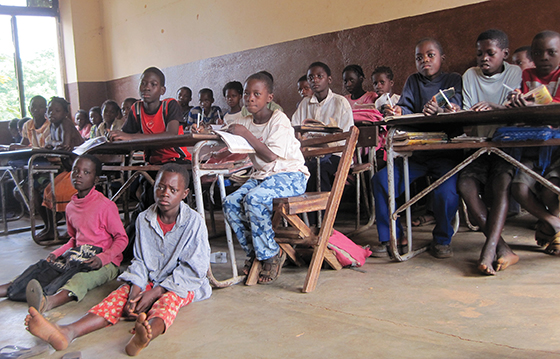 More children than desks is not uncommon in Mozambique. This reality is changing in Amatongas, thanks to benefactors who support the brothers’ education ministry.