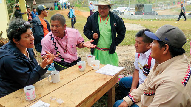 Sister Edia López, R.S.M. (at left) holds an impromptu strategy session with members of the Coordinating Committee for the Defense of the Natural Resources and the Rights of the Ngäbe-Buglé People.
