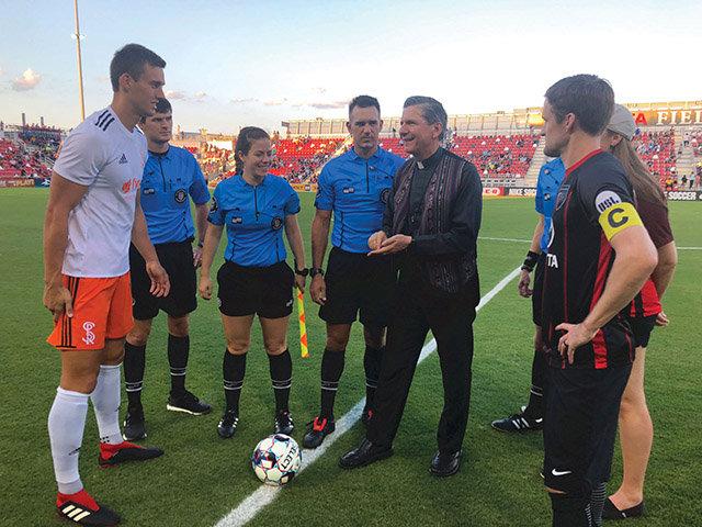García-Siller habla con los jugadores del equipo de futbol FC San Antonio, del que es Presidente Honorario.