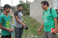 Zúñiga prays with youth who are about to paint a mural