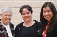 La Hermana Christa Parra, I.B.V.M. (derecha) en una reunión de la comunidad con las Hermanas Esther O’Mara, I.B.V.M. (izquierda) y Mónica Allamandola, I.B.V.M.